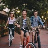 Grupa mladih ljudi na biciklima planira sigurnu budućnost uz investicioni fond sa dugoročnim investicionim horizontom i štednjom indeksiranom u evrima